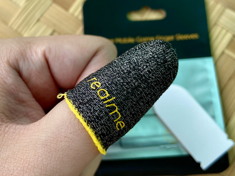 Using the realme Finger Sleeves