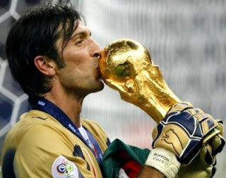 Buffon está besando la Copa del Mundo