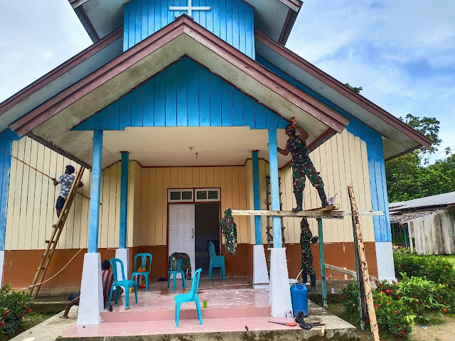 Satgas Pamrahwan Yonif 756/WMS Renovasi Gereja Katolik di Kampung Sempan Timur Timika