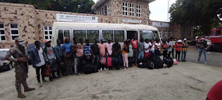 Montecristi: CESFronT detiene 28 nacionales haitianos en un autobús.