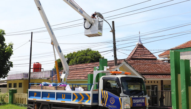 Dishub Lakukan Pemeliharaan 42 Unit PJU di Kecamatan Gunung Kaler
