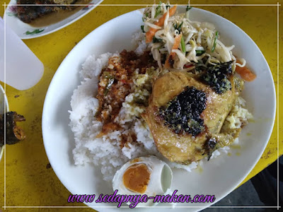 sepinggan nasi untuk makan tengahari aku