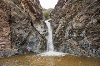 Paisaje natural de cascada, en Los Ángeles.