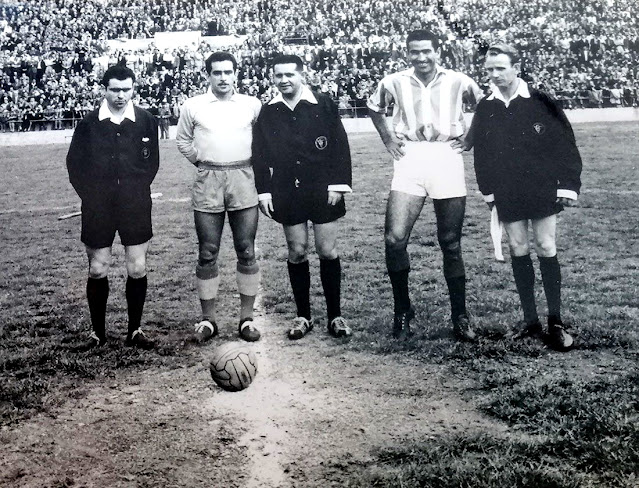 Los capitanes, Beneyto y Paco Lesmes, con el árbitro Daniel Zariquiegui. U. D. LAS PALMAS 3 REAL VALLADOLID DEPORTIVO 1 Domingo 04/05/1958. Campeonato de Liga de 1ª División, jornada 30. Las Palmas de Gran Canaria, estadio Insular. GOLES: ⚽1-0: 10’, Silva. ⚽2-0: 48’, Silva. ⚽3-0: 75’, Macario. ⚽3-1: 81’, Paz.