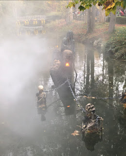 rivière brumeuse avec des squelette immergés