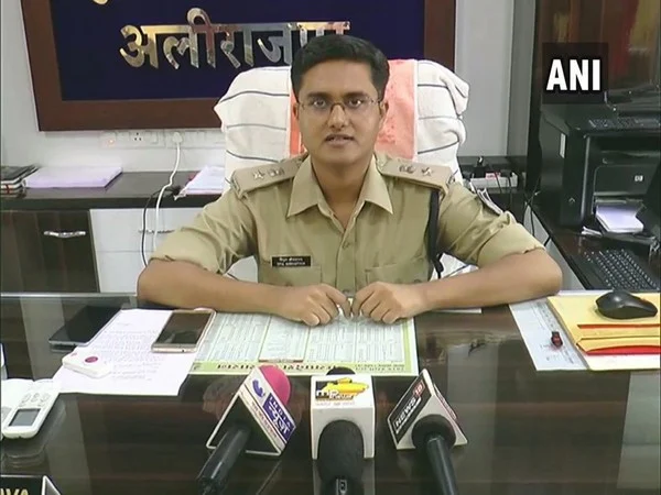 alirajpur 4 police personnel suspended for thrashing tribals-नशे की हालत में आदिवासी युवको की पिटाई करने  पर 4 पुलिस कर्मी निलंबित