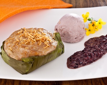 Bolo light de banana com arroz negro em calda