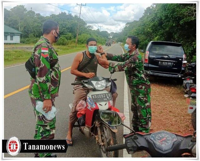 Babinsa Kalis Bagikan Masker ke Pengendara