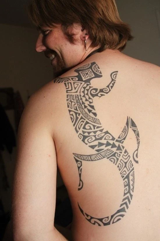 Tatuaje de lagarto en un hombre