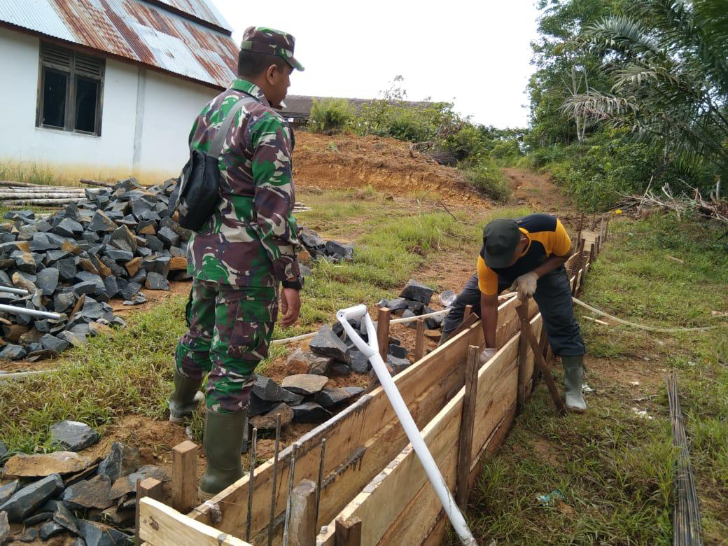 Warga dan TNI keroyokan kerjakan pondasi pagar gereja
