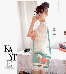 2134 GREEN - HARGA 161 RIBU Material PU Leather Bottom Width 23 Cm Height 17 Cm Thickness 7 Cm Handle 6 Cm Strap Adjustable Weight 0.75