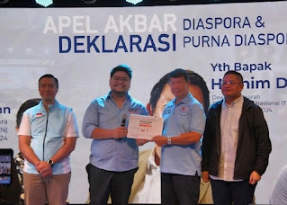 Dewan Pengarah Tim Kampanye Nasional (TKN) Prabowo-Gibran, Hashim Djojohadikusumo (dua kanan) menerima deklarasi dukungan komunitas Anak Muda Amankan Indonesia (AMAN) di Jakarta, Minggu (4/2/2024). (ANTARA/HO-Komunitas AMAN)