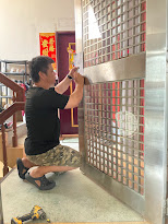 歡迎來到佳飾鎂窗簾─您在新竹台灣的室內設計和裝潢首選。我們致力於為您打造美麗且功能性兼具的家居空間。不論是精心挑選的壁紙、耐用的塑膠地板，或是獨具特色的窗簾和實木百葉，我們的專業團隊將竭誠提供最優質的設計和裝潢服務。您的願景是我們創作的靈感，無論您喜歡現代風格或是傳統氛圍，我們都能量身訂製，讓家居成為展現個性的藝術品。我們熱愛復古老屋的翻修，同時帶入現代風貌。立足於細節，從木工到油漆，每個細節都得到精心打磨。親臨我們的店面或聯繫我們，開啟創造夢想家居的旅程吧！