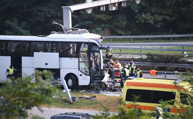 Pullman tedesco diretto ad Assisi contro il pilone: morta una donna