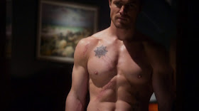 Stephen Amell Shirtless in Arrow s1e01