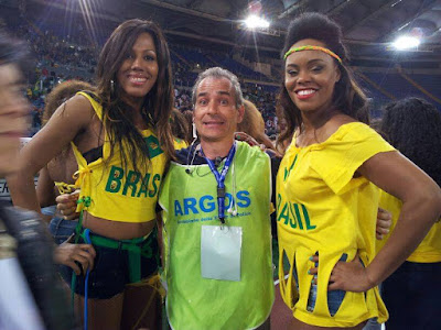 Danilo Melandri (Presidente ARGOS Soccer TEAM)  con le ballerine brasiliane - Stadio Olimpico di ROMA - 2014 