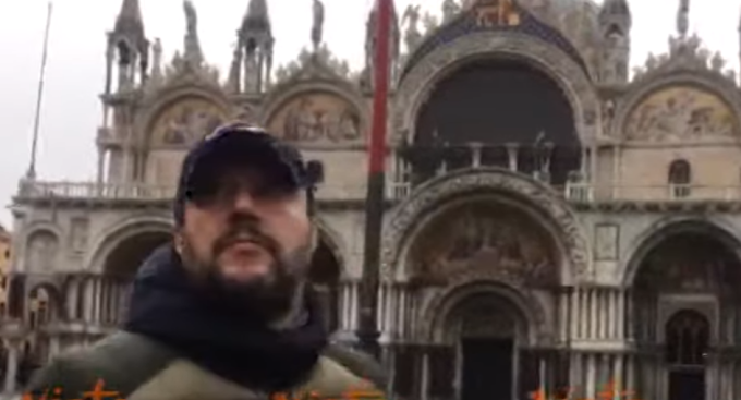 Matteo Salvini in piazza San Marco totalmente allagata