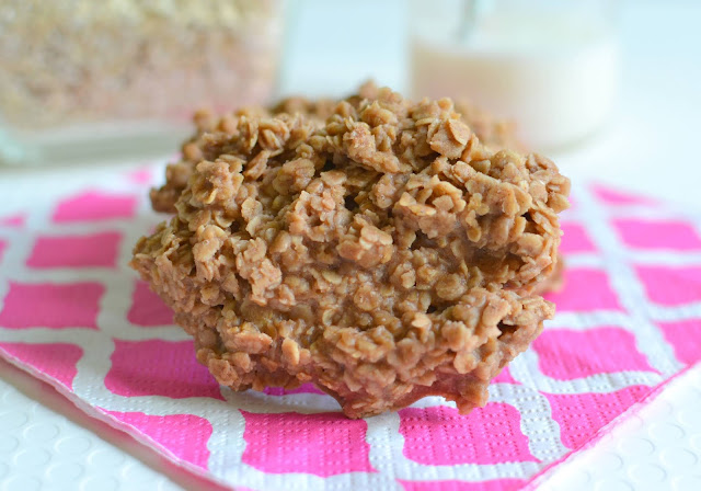 Cookie front view pink napkin