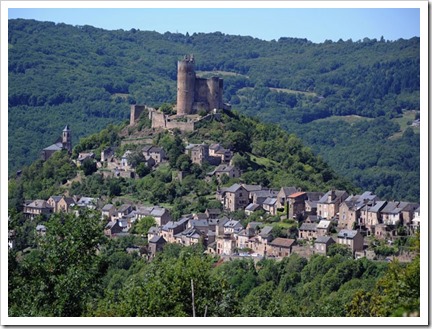 O Castelo de Najac, localizado no alto de uma rocha