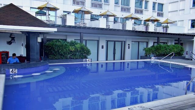 swimming pool and terrace rooms at Quest Hotel Cebu