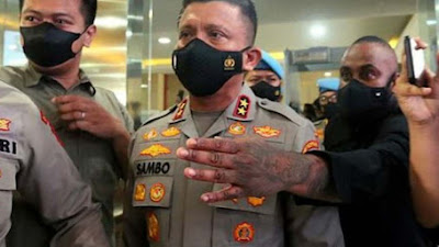 Tangannya Penuh Tatto, Ajudan Ferdy Sambo jadi Sorotan