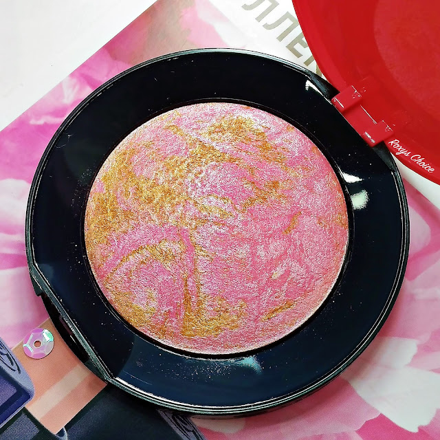 Сияющий розово-золотой хайлайтер COULEURS NATURE Yves Rocher свотчи и фото
