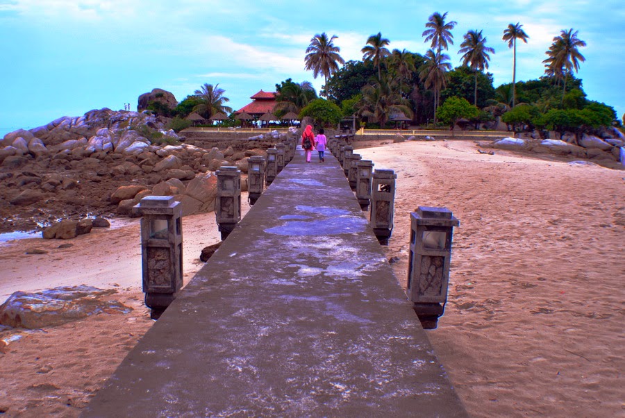 jembatan yang membelah laut parai