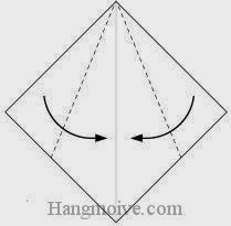 Bước 2: Gấp hai cạnh giấy vào trong.