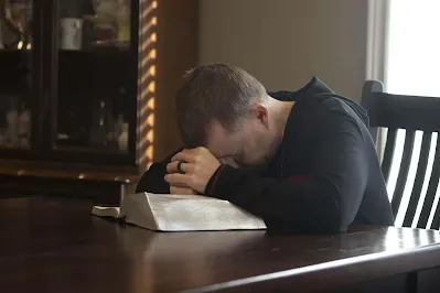 homem orando com a bíblia