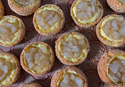 Recette de choux façon poires Belle-Hélène, compotée de poires, choux poires et chocolat, choux craquelin, crème pâtissière vanillée, craquelin aux amandes, ganache montée chocolat au lait, choux très gourmands, pâtisserie maison, choux maison, patissi-patatta