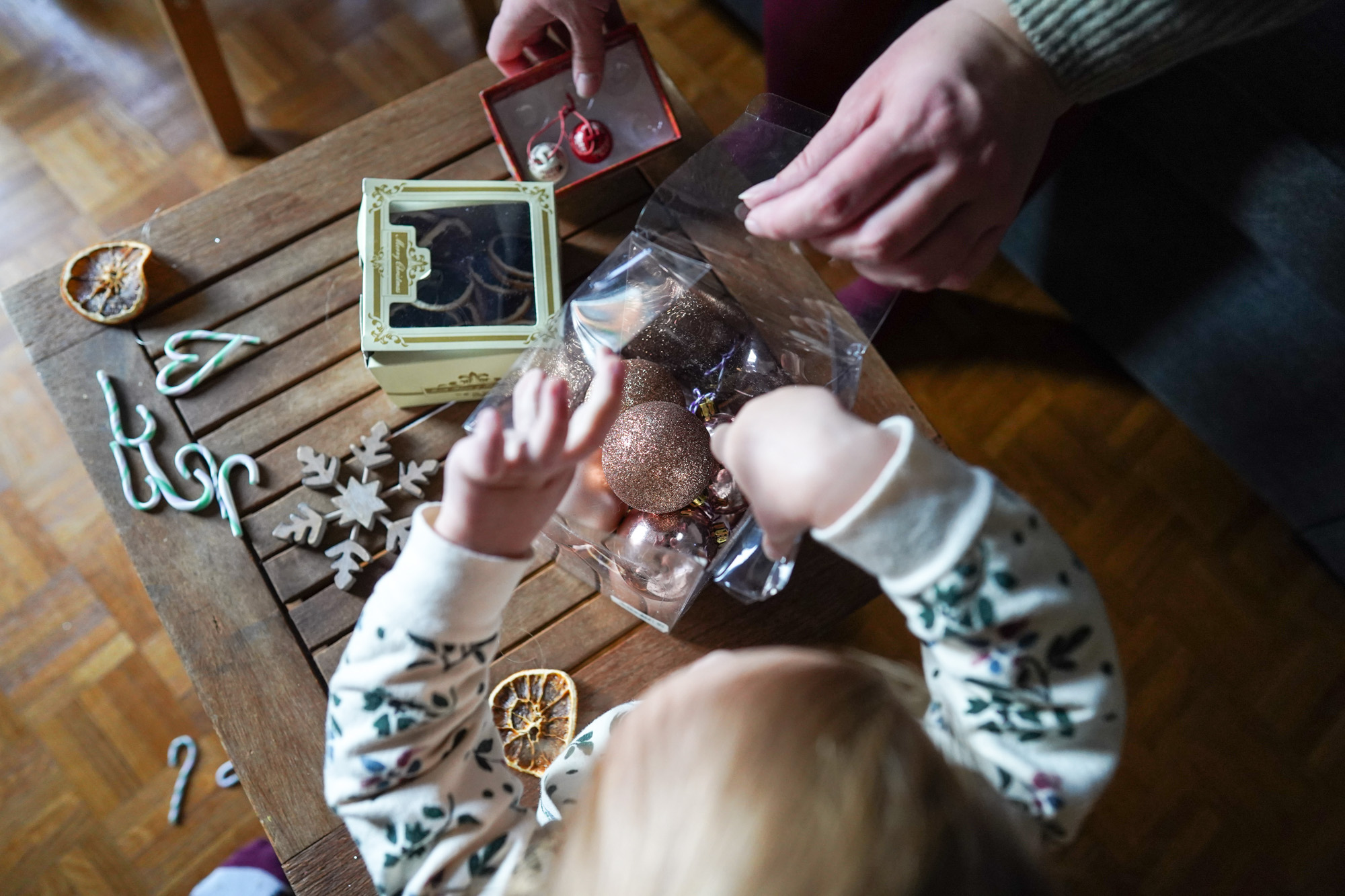Préparer Noël -Photographe à domicile-Reportage famille documentaire