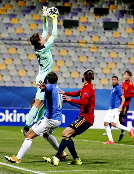 Marco Carnesecchi bloca el balón en presencia de Luca Ranieri y Óscar Mingueza. SELECCIÓN DE ESPAÑA SUB 21 0 SELECCIÓN DE ITALIA SUB 21 0. 27/03/2021. Campeonato de Europa Sub 21, fase de grupos, Grupo B, jornada 2. Maribor, Eslovenia, estadio: Ljudski vrt. GOLES: No hubo.