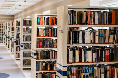 Estanterías llenas de libros en una biblioteca