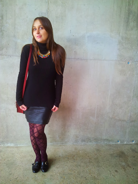 Falda de polipiel de ICHI, tendencia de otoño invierno 2013, jersey de mango negro y collar de piedras de colores.