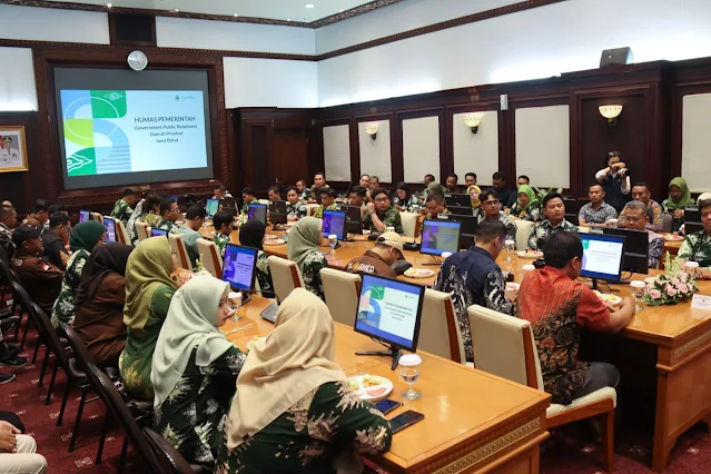 Bupati juga ingin desa dan kelurahan di Blora memiliki akun media sosial untuk mengkomunikasikan kinerja pemerintah dan menyerap aspirasi masyarakat.