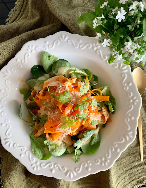 Möhrenbandnudeln mit Ackersalat und Orangen-Tahin-Soße #Rezept #glutenfrei #vegan, Frühlingsküche, leicht, schnell, einfach