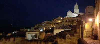 Matera iluminada desde el Mirador o Belvedere de la Piazza del Sedile.