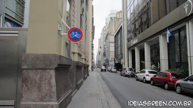 As ciclofaixas de Buenos Aires são inúteis