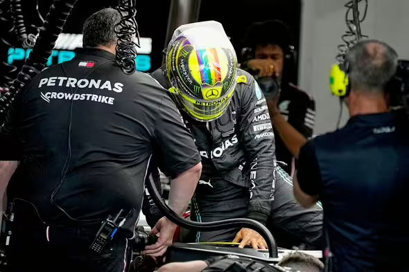 Lewis Hamilton corre o risco de ser punido pela FIA ao usar capacete com as cores do arco-íris(LGBTQ+)  no GP do Catar