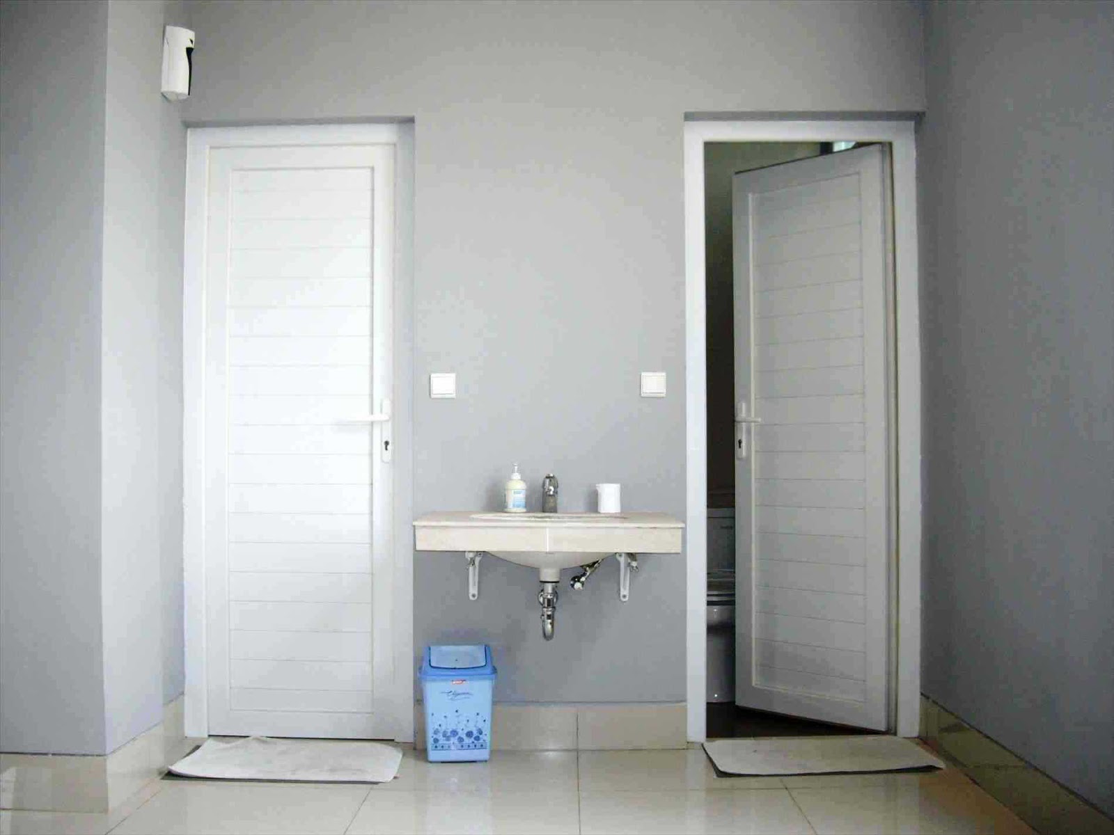 32 model pintu kamar mandi minimalis aluminium pvc 