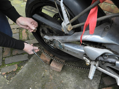 Aprilia RS 125 Rear wheel and Chain and sprocket removal replacing - how to change