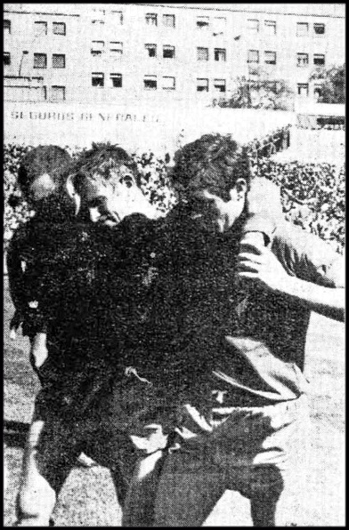 Lizarralde, lesionado, se retira ayudado por dos compañeros. A. D. RAYO VALLECANO 2 REAL VALLADOLID DEPORTIVO 0 Domingo 26/10/1969 11:30 horas Campeonato de Liga de 2ª División, jornada 8 Madrid, estadio de Vallecas