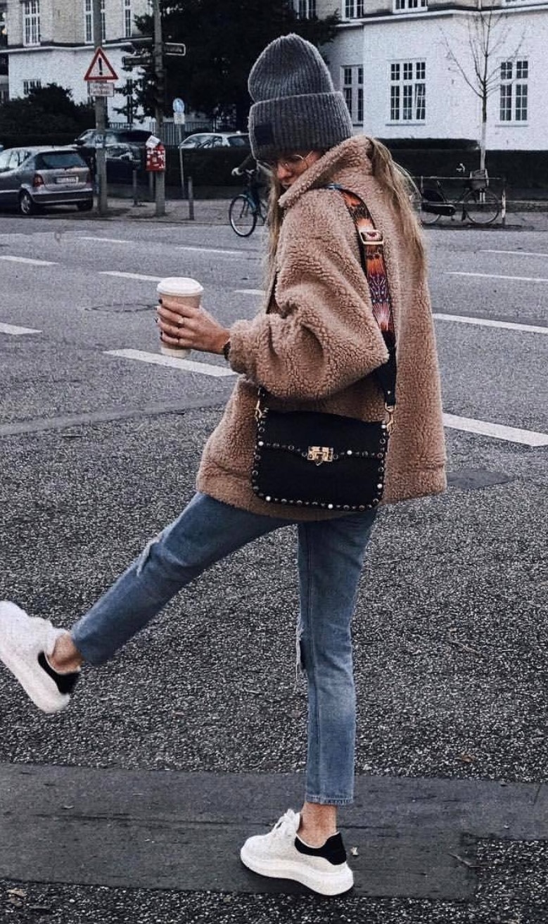 cozy winter outfit idea : hat + bag + nude fur coat + jeans + sneakers