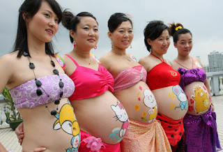 Pregnat body painting to be show by new mother