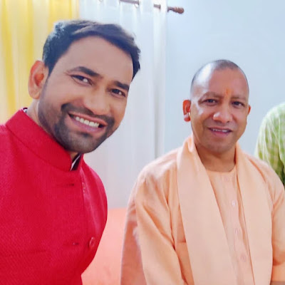 Dinesh Lal Yadav with Yogi Aditya Nath