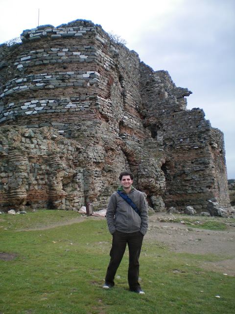 Las ruinas de un castillo junto al mar Negro