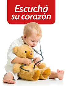 un bebé con estetoscopia escucha el corazón de un oso de peluche