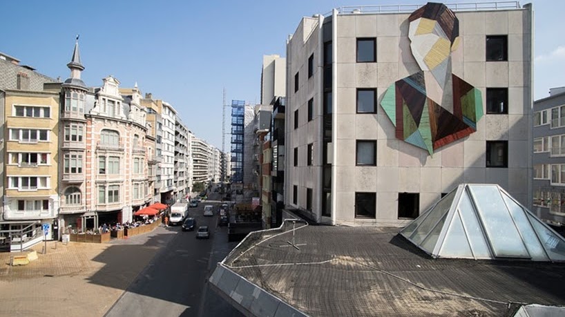 Un mural de madera reciclada en un edificio de Bélgica