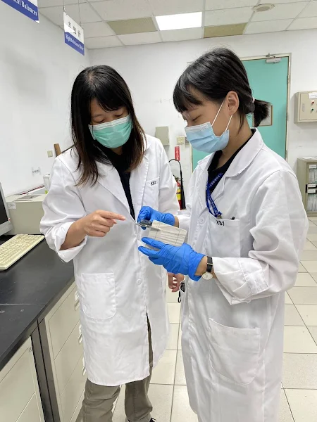 ▲青艦學員婷婷（右）向職場導師學習。（中分署提供）