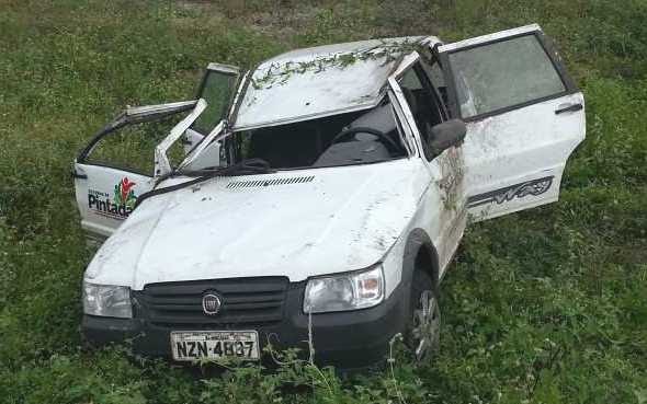 Veículo da prefeitura de Pintadas capota em Valente e deixa um ferido